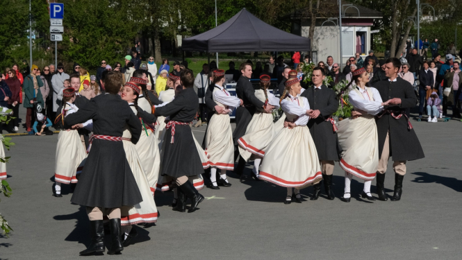 4.maija svētku koncerta dalībnieki pie Ogres novada Kultūras centra