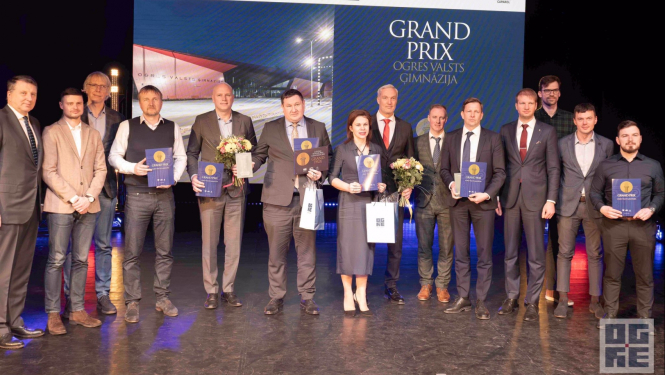 Būvniecības gada balvas 2023 pasniegšanas ceremonija, balvu saņem E.Helmanis ar komandu un būvniecības pārstāvji