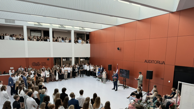 Egils Helmanis un skolēni Ogres Valsts ģimnāzijas hallē 02.09.2024.