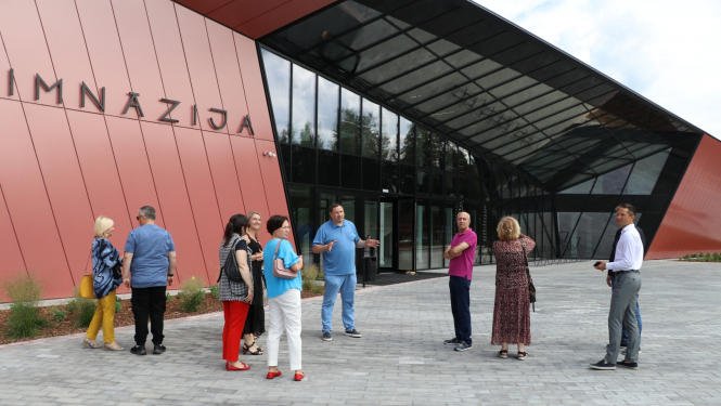 Rīgas ģimnāziju direktori apskata jauno Ogres Valsts ģimnāziju