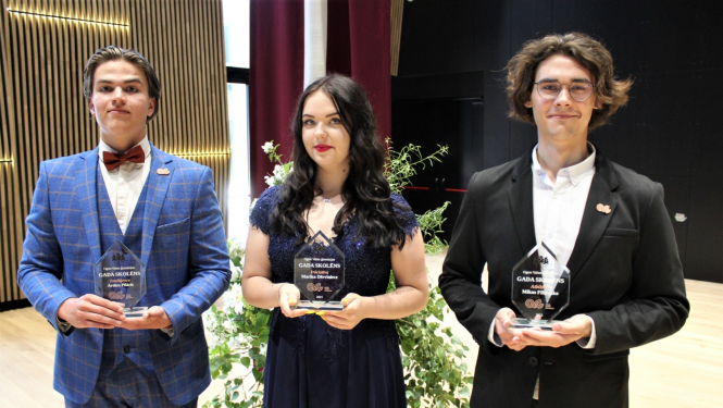 Pasniedz OVĢ Gada skolēns balvu