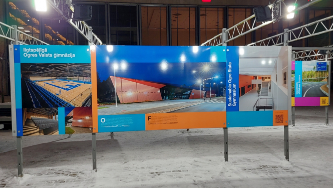 Laukumā pie t/c “Origo” lielformāta izstāde “Arhitektūra. Inženierija. Formu spēks.”, ilgtspējīgā Ogres Valsts ģimnāzija 01.2024.
