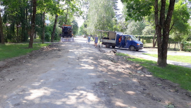 Parka ielā tiek veikti ielas seguma remontdarbi