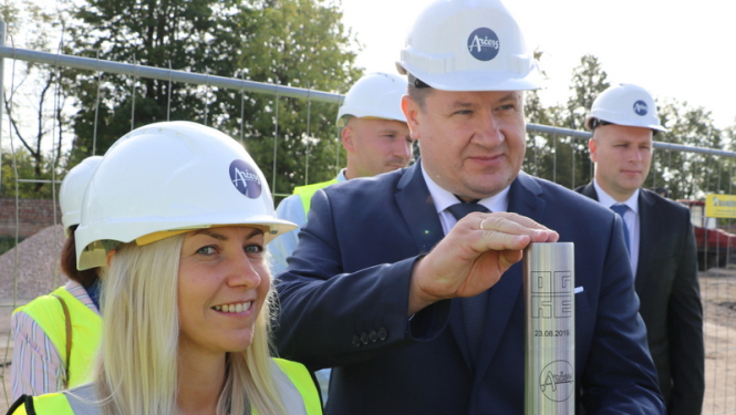 Pārogrē topošās ražošanas ēkas pamatos ierok kapsulu ar vēstījumu