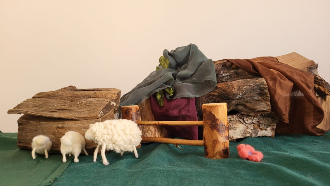 Leļļu tēli - aita aplokā, zaļa zāle