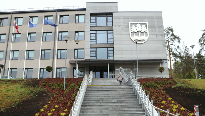 Pabeigti kāpņu pārbūves darbi pie Ogres novada pašvaldības ēkas