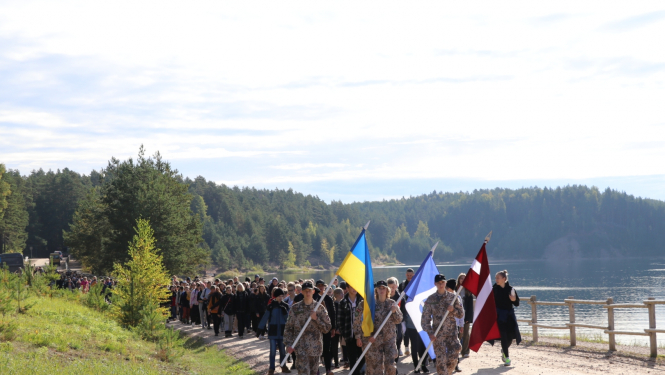 Patriotiskā pārgājienā  dodas vairāk kā 1000 Ogres novada skolēni