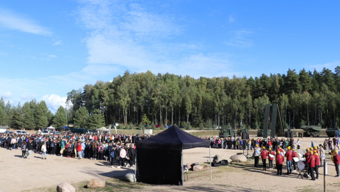 Skolu jaunieši pulcējas pie Dubkalnu ezera karjera