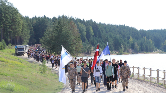 Vairāk nekā 1000 skolēni piedalās patriotiskā pārgājienā Zilajos kalnos