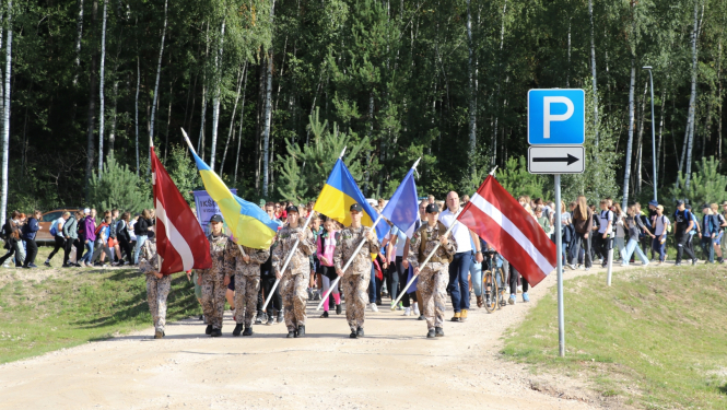 Pārgājiena dalībnieki ierodas galamērķī