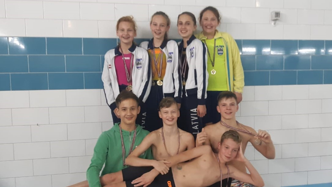Peldēšanas kluba "Ogre" audzēkņiem sacensībās Jelgavā 9 medaļas