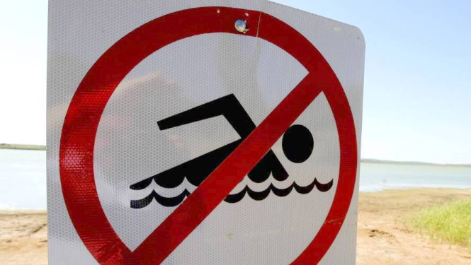 Piesārņojuma dēļ aizliegts peldēties Madlienas pagastā baseinā pie skolas