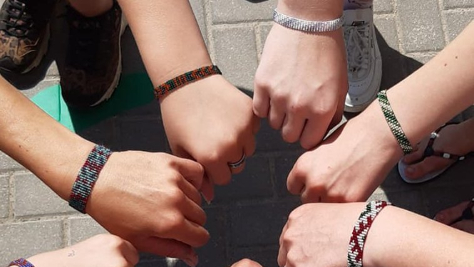 Māmiņas ar bērniem pērļo latviskās rokassprādzes