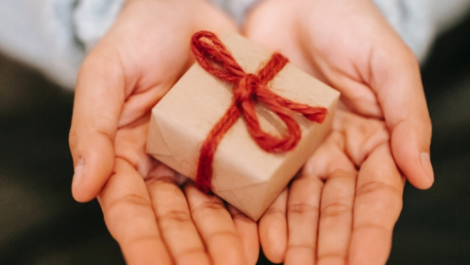 Ogresgala pagasta uzņēmēji Ziemassvētkos iepriecina seniorus un ģimenes