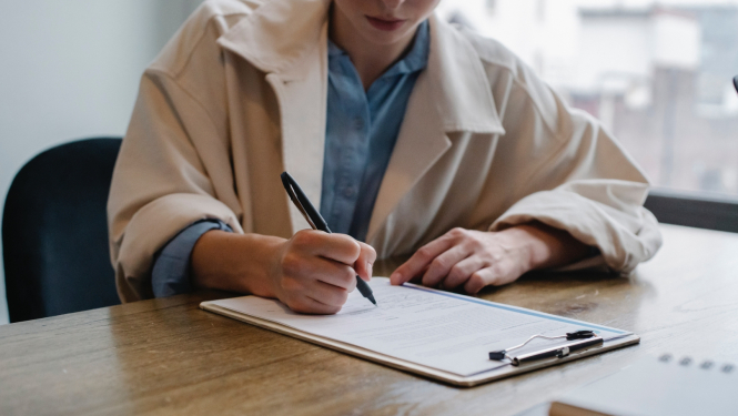 Meitene aizpilda pieteikuma formu