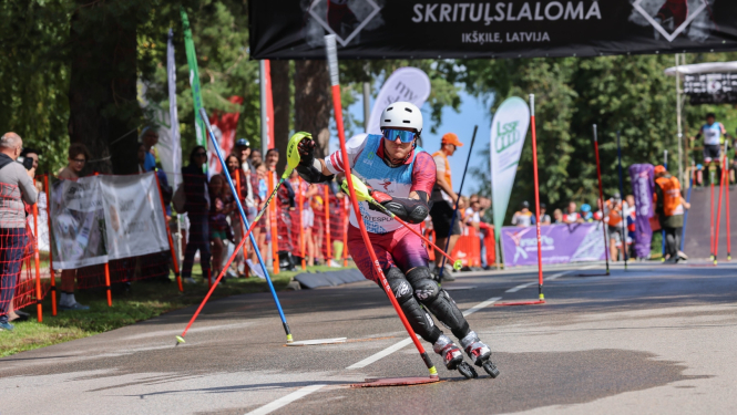 Skats no skrituļslaloma sacensībām - sportists 