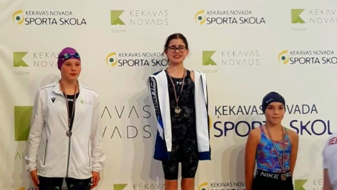 Ogrēniete Eva Zariņa – Latvijas čempione peldēšanā