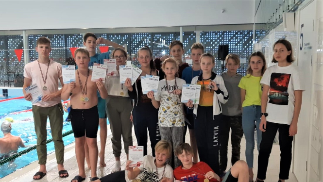 Ogres peldētāji cīņu par Latvijas kausu sāk ar 18 medaļām