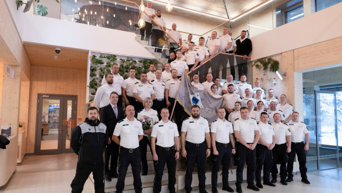 Pašvaldības policijas darbinieku kopbilde uz Ogres Centrālās bibliotēkas kāpnēm