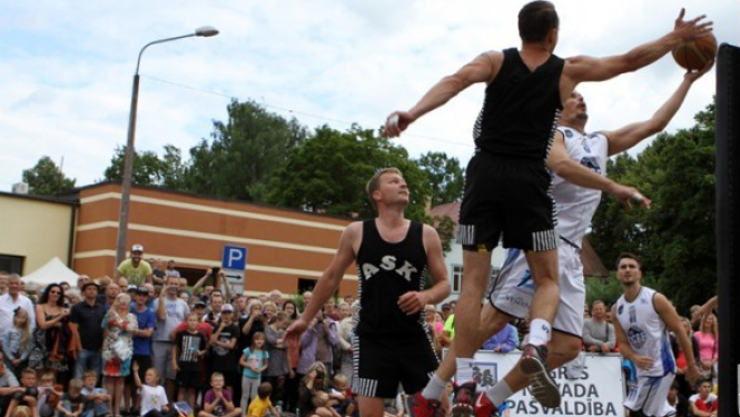 Basketbola spēle "Prezidents pret prezidentu" Ogres pilsētas svētkos