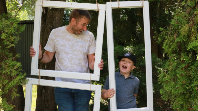 Vasaras piedzīvojums bērniem ar īpašām vajadzībām – projekts “Radi vasaru!”. Dalībnieki pozē bilžu rāmīšos