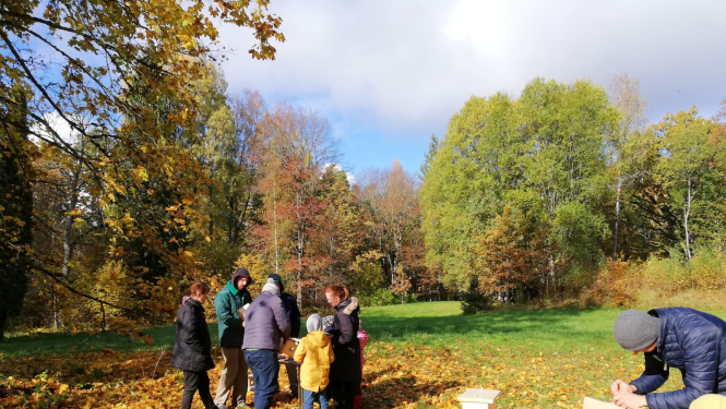 Krapes muižas parkā atzīmē Putnu dienu