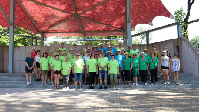 Senioru un jauniešu kopbilde Ķeipenes estrāde