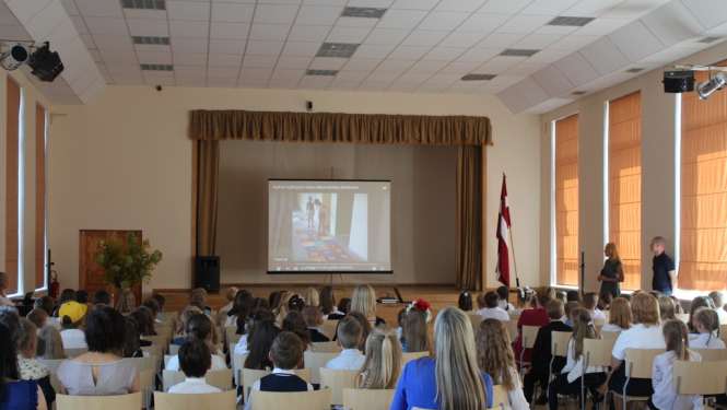 Skolēnu vecāki gaitenī izveido radoši izglītojošu telpu