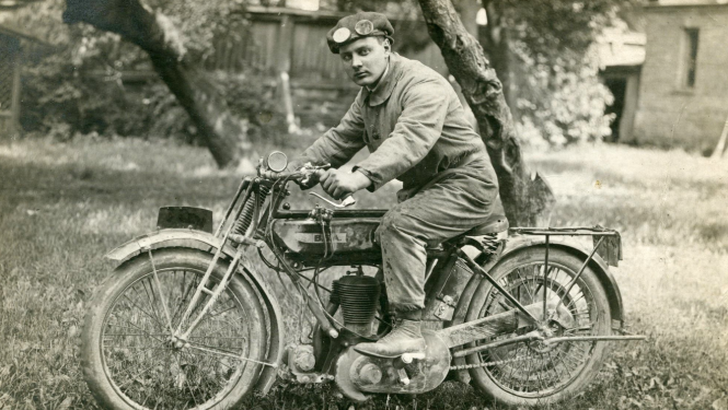 Muzejā bezmaksas ekskursija par senajiem motocikliem