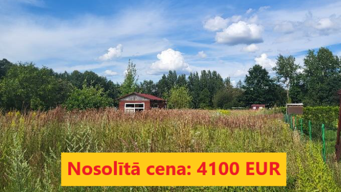Izsoles rezultāts - nosolītā cena 4100 eur uz zemes gabala fona - pļava, debesis ar gubu mākoņiem