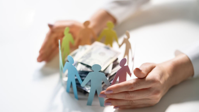 Sarp plaukstām papira cilvēciņi sastājušies ap naudas zīmēm