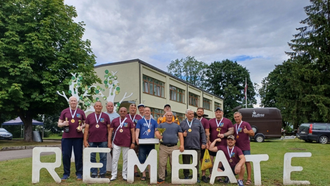 Sportisti stāv pie uzraksta Rembate 20.07.2024.