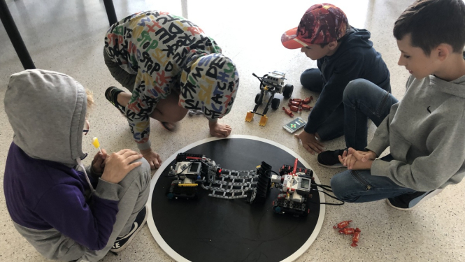 Ogres novada bērni konstruē LEGO robotus