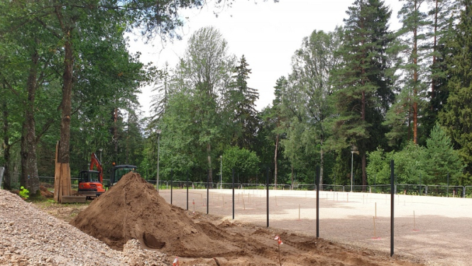 Jāņa Čakstes prospektā notiek bērnu rotaļu laukuma izbūve