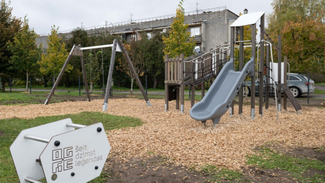 Rotaļu laukuma komplekss, slidkalniņš, šūpoles, Ciemupe 10.2024.