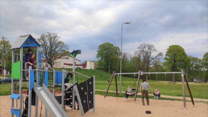 Rotaļu laukums Tīnūžos