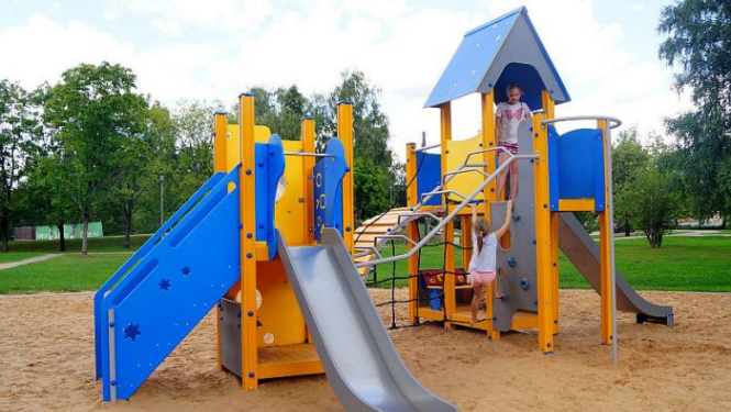 Bērnu rotaļu laukumos bīstamās iekārtas demontēs