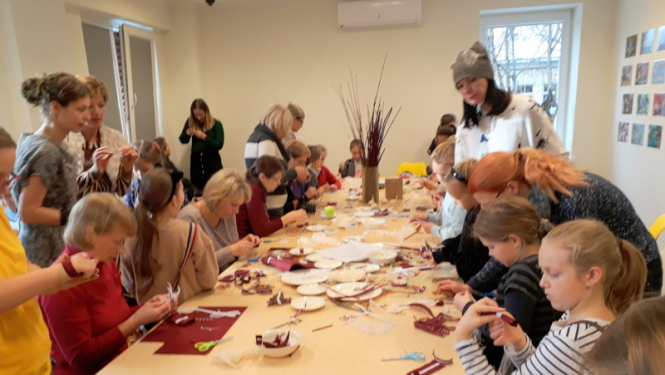 Iedzīvotāji aktīvi darbojas patriotisko rotu gatavošanas darbnīcā