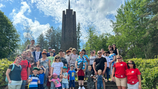 Daudz cilvēku stāv uz kāpnēm Nāves salā 01.06.2024.