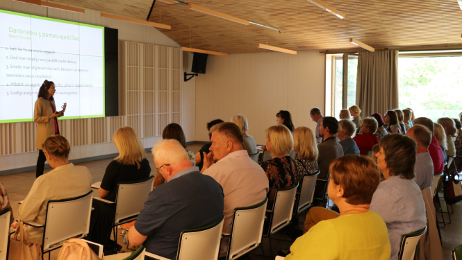 Ogres novada izglītības iestāžu vadītāji mācībās gūst zināšanas par mērķu sasniegšanu