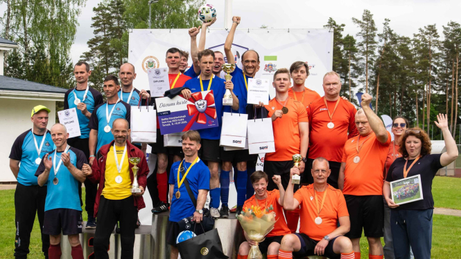 Ogres novada Sociālā dienesta Dienas centra “Saime” futbola komanda mini futbola turnīrā izcīnījusi 3. vietu! “Seni Cup 2025” ir starptautisks mini futbola turnīrs cilvēkiem ar īpašām vajadzībām, kurš noritēja jau 19 gadus pēc kārtas. Kopbilde