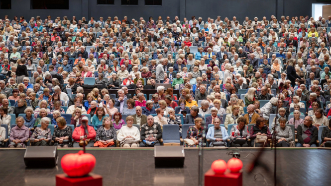 Senioru dienai veltīts pasākums Ogres Kultūras centrā 2024. gada 1. oktobrī