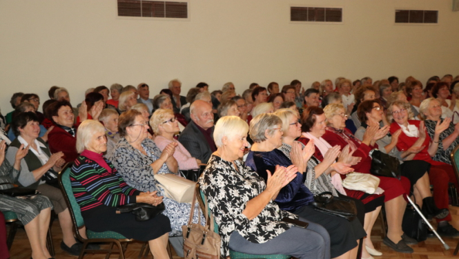 Atzīmē Starptautisko senioru dienu