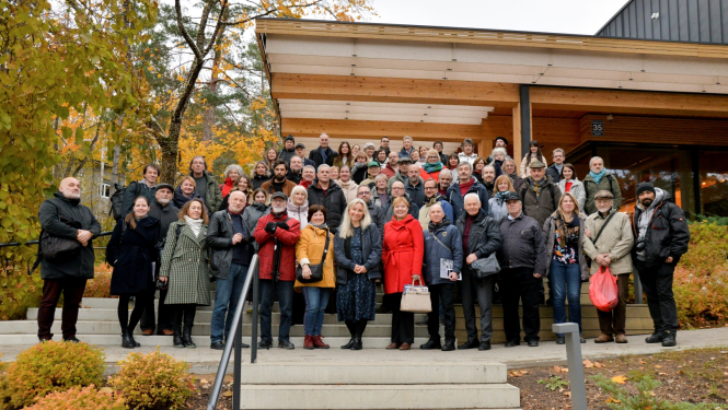 Simpozija dalībnieku kopbilde pie Ogres Centrālās bibliotēkas