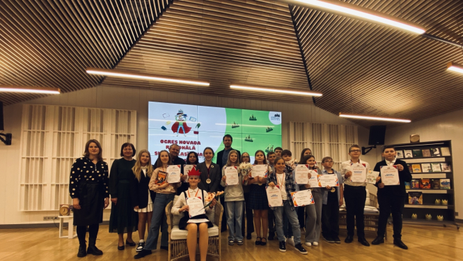 Bērni piedalās skaļās lasīšanas konkursā Ogres Centrālajā bibliotēkā