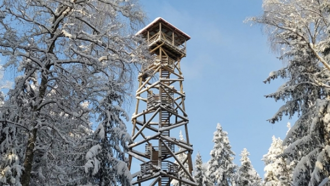 Ogres Zilo kalnu skatu tornis ziemā, autors Nora Dekere