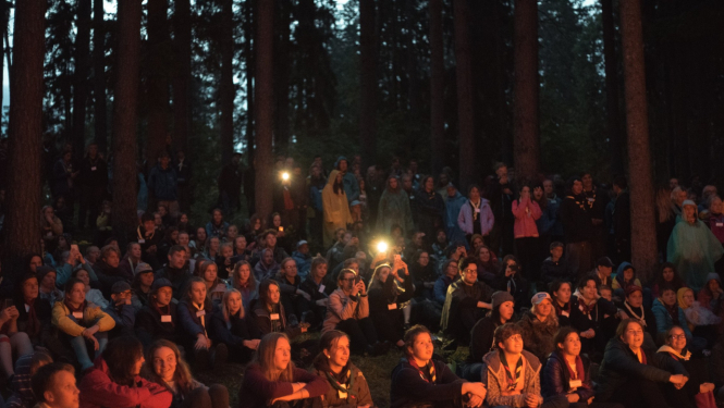 Skauti un gaidas no Ogres novada piedalās starptautiskā nometnē “Lēciens”