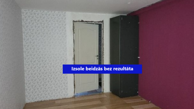 Balta istaba, viena siena rozā, durvis, izsole bez rezultāta