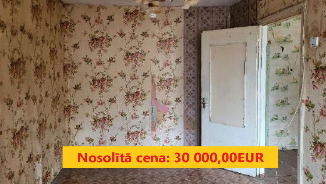 Istaba ar raibām tapetēm, baltas durvis, Skolas iela 9-50, Ogre