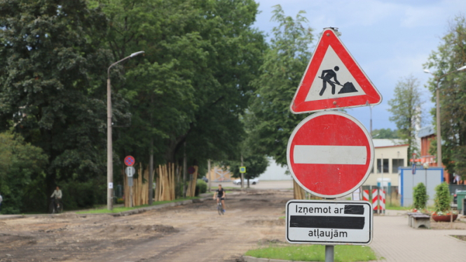 Skolas ielā rit pārbūves darbi,  transporta kustība slēgta